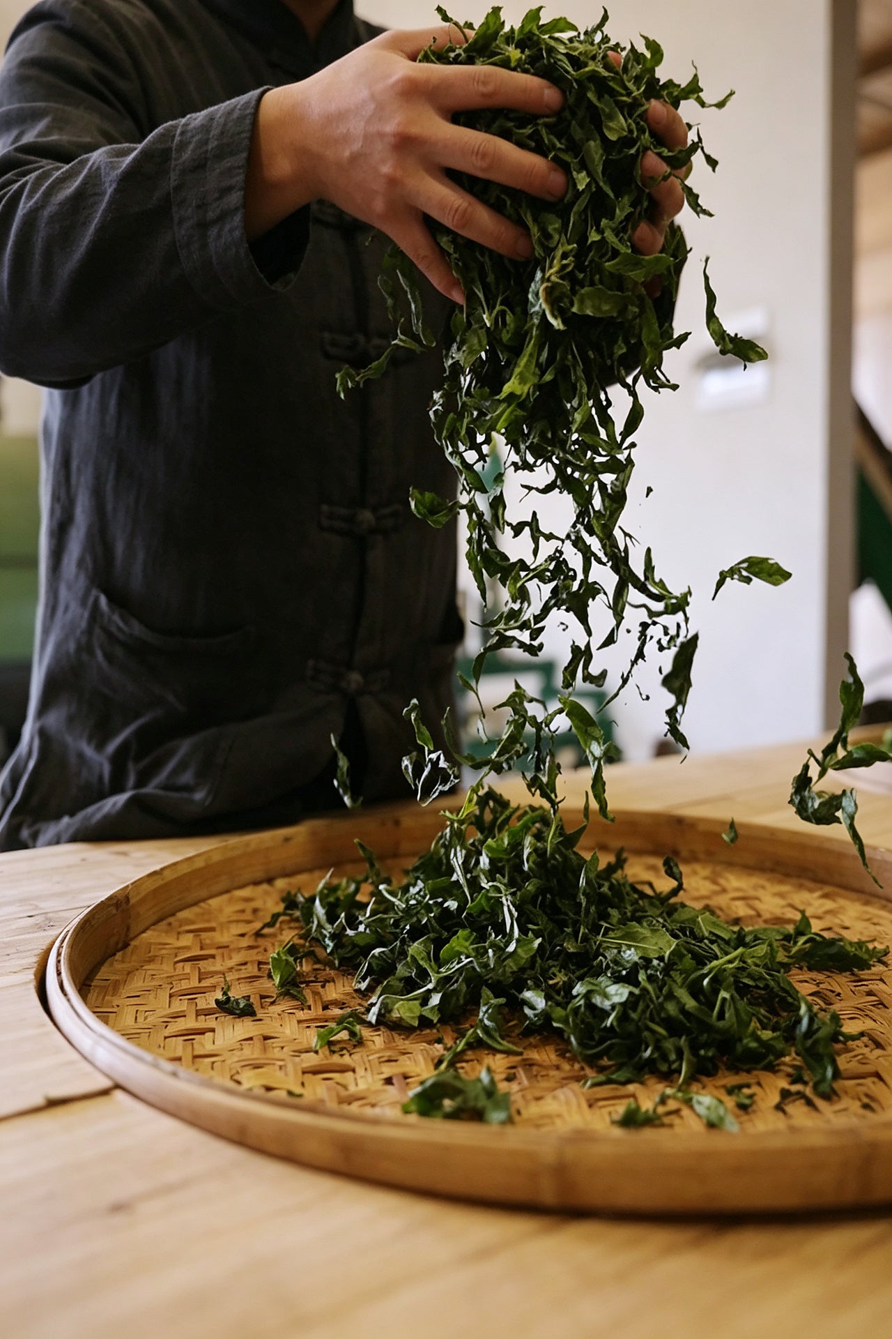 A Beginner’s Guide to Chinese Oolong Tea：Between Green and Black
